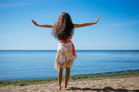 chica de espaldas en la playa|mujer de espaldas imagenes.